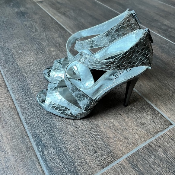 Carlos by Carlos Santana silver heels! - Picture 3 of 6